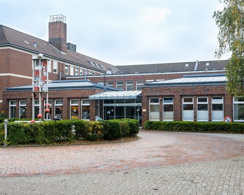 Außenaufnahme der Ubbo Emmius Klinik Norden