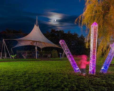Klimapavillon im Kurgarten in Norden-Norddeich abends, während der Veranstaltung Nordlichter am Meer. Im Vordergrund ein beleuchtetes Objekt der Veranstaltung.