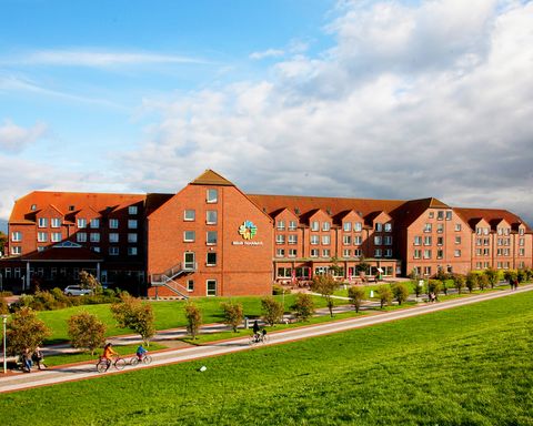 Die Dr. Becker Klinik in Norden-Norddeich vom Deich aus.