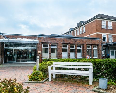 Außenaufnahme der Ubbo Emmius Klinik Norden